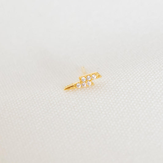 Glänzender, aufhellender Ohrstecker in Gold
