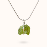 Peridot ruwe steen ketting zilver