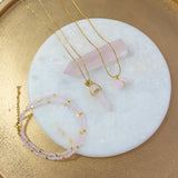 Rozenkwarts ruwe steen ketting goud